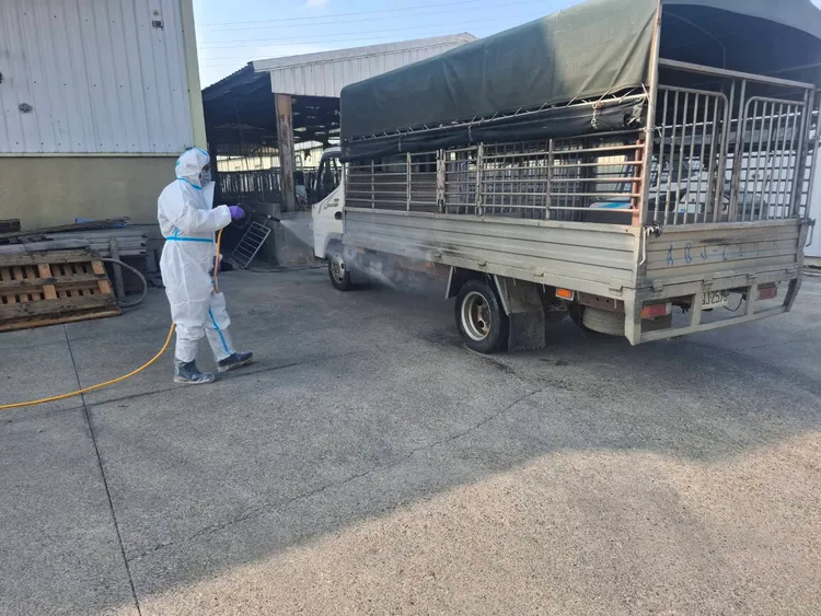 動保處針對該運豬車強化消毒。翻攝畫面