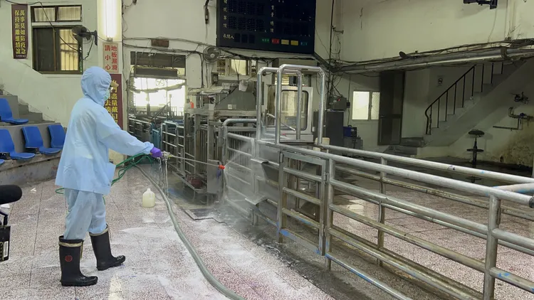 新竹縣府肉品市場清消。新竹縣府提供