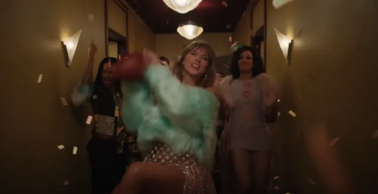 泰勒絲在《The Fate of Ophelia》MV中接住橄欖球，往87號房走去，都呼應未婚夫凱爾西。翻攝MV