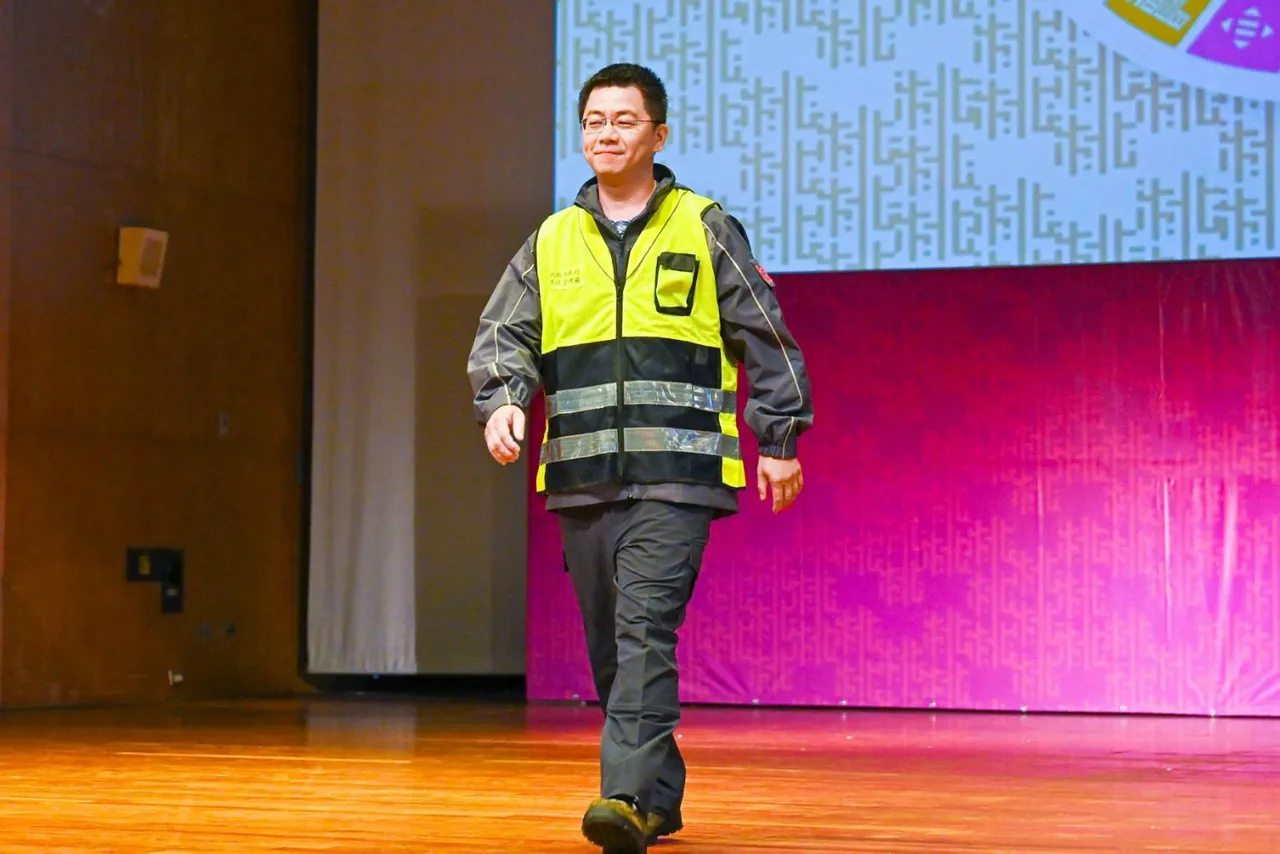 桃园市环保局清洁队员新装发表。桃园市府提供