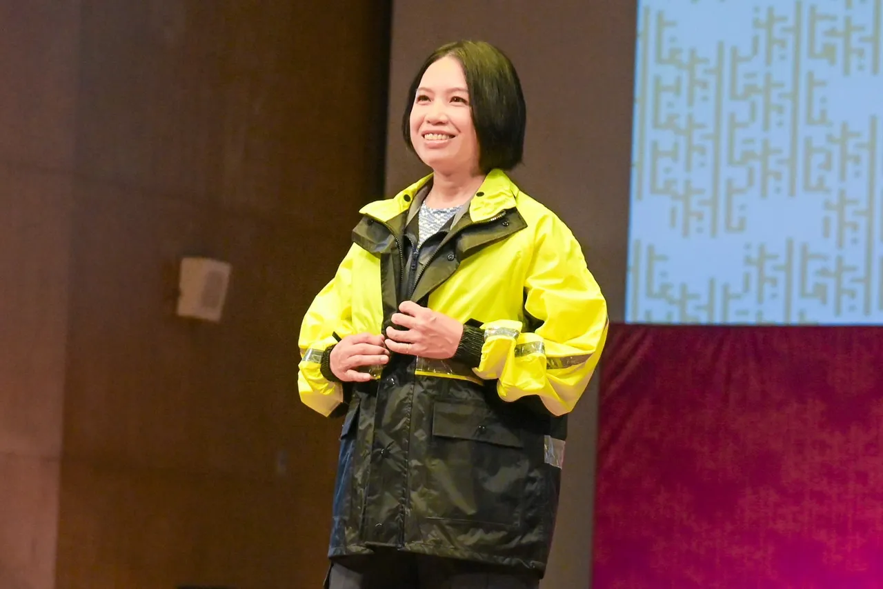 桃园市环保局清洁队员新装发表。桃园市府提供