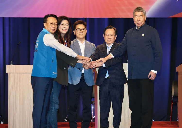 國民黨主席選舉電視政見說明會，卓伯源（左起）、鄭麗文、秘書長黃健庭、蔡志弘、張亞中。莊宗達攝