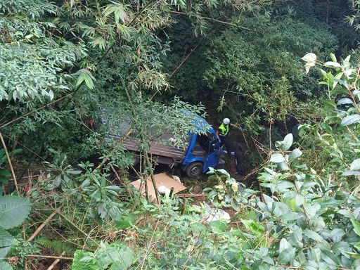 新北坪林小货车摔落山波 搜救人员吊挂4层楼深救援中