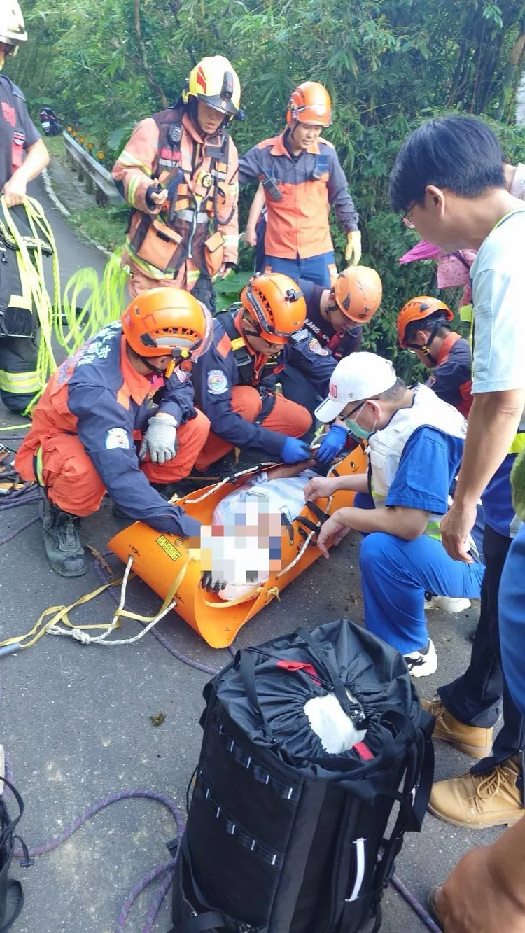陳男已經脫困送醫。翻攝畫面