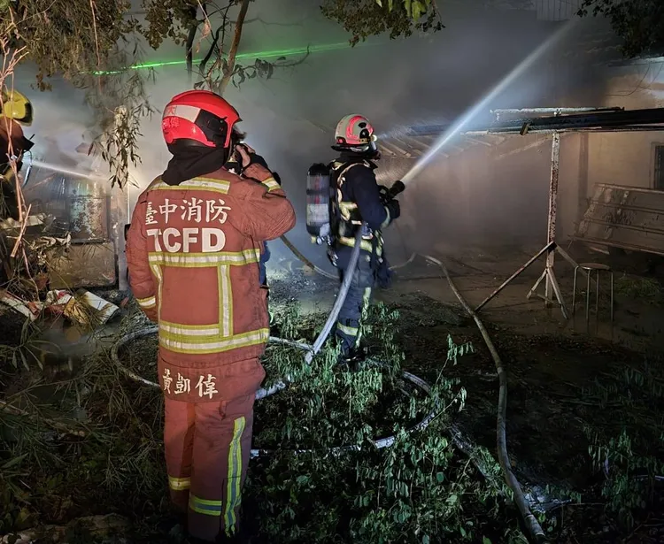 警消初步調查，疑似是燒柴火餘燼沒處理好，引燃屋外雜物延燒廚房導致。民眾提供