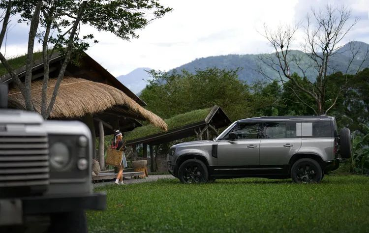 經典Defender多年來不僅運送物資與旅人，更承載著文化傳承的使命。業者提供