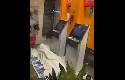 反锁银行ATM盖白布席地睡!吓坏路人 警巡签被关门外