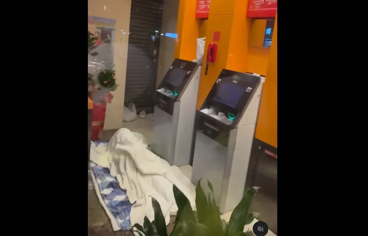 上海商银ATM空间被人闯入反锁,直接打地铺睡觉。翻摄画面
