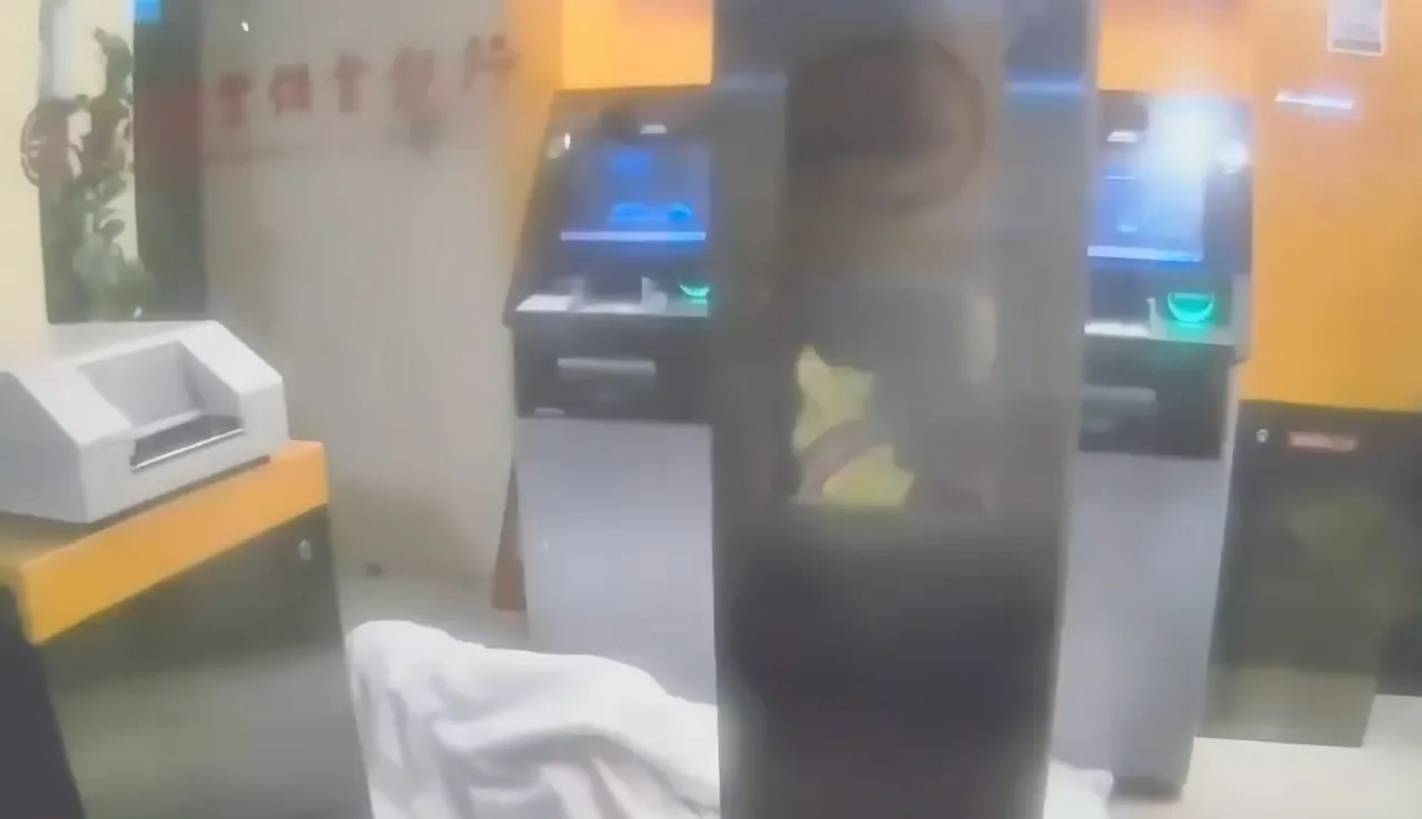 民众将自己反锁在内。翻摄画面