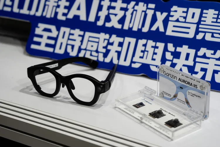 由奇景光電與工研院共同開發的「低功耗AI技術x智慧穿戴裝置：全時感知與決策能力」，裝置採AI感測方案，結合眼動追蹤模組及紅外線影像感測器技術，達到極精密眼球。工研院提供