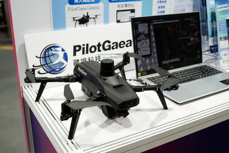 由藏識科技與工研院共同開發的「智慧消防無人機智慧偵查服務系統」，結合GIS地理資訊與AI驅動影像分析，打造可多機協同的空中偵查平台。經濟部提供