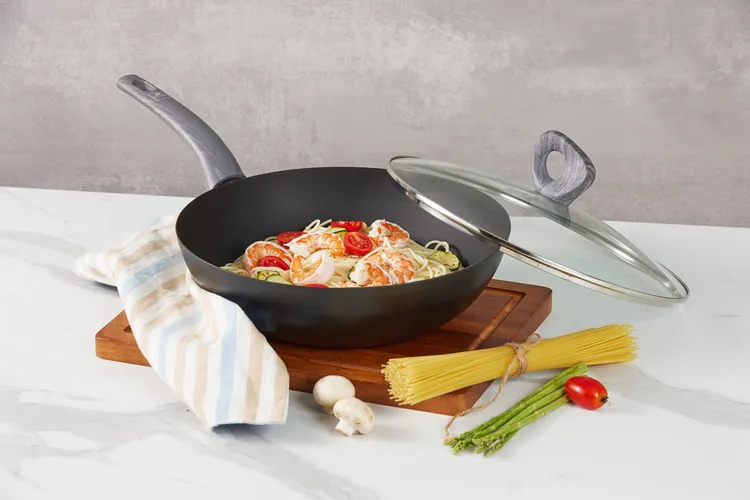 康寧餐具LATTE陶瓷不沾平煎鐵鍋30cm(含蓋)。業者提供