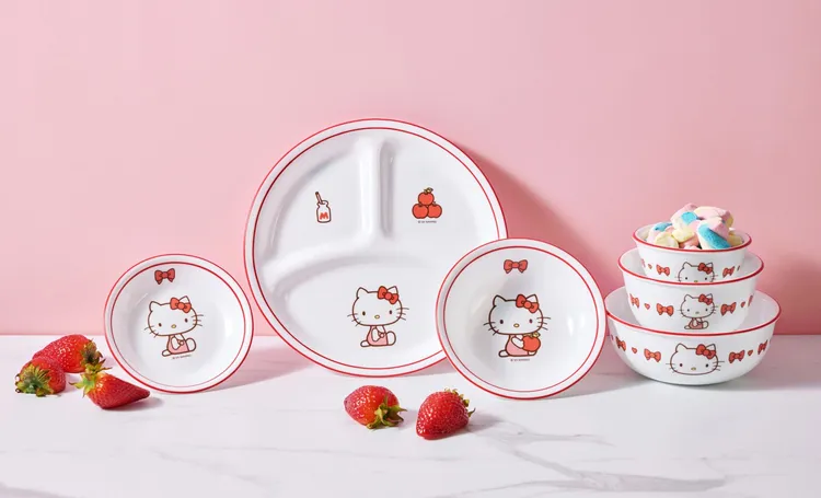 Hello Kitty首度躍上康寧餐具，一口氣推出6款商品及六大多件組優惠。業者提供