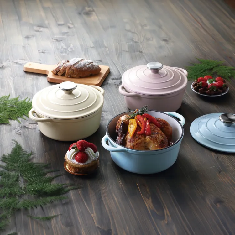 康寧餐具SNAPWARE鑄鐵琺瑯鍋20cm。業者提供