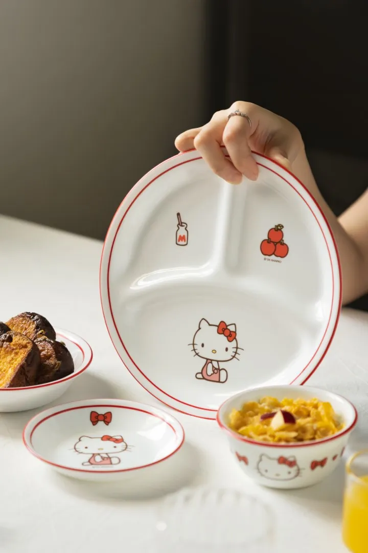 康宁餐具Hello Kitty餐碗、餐盘、酱油碟本波首发新品以经典红蝴蝶结、苹果等元素设计。业者提供