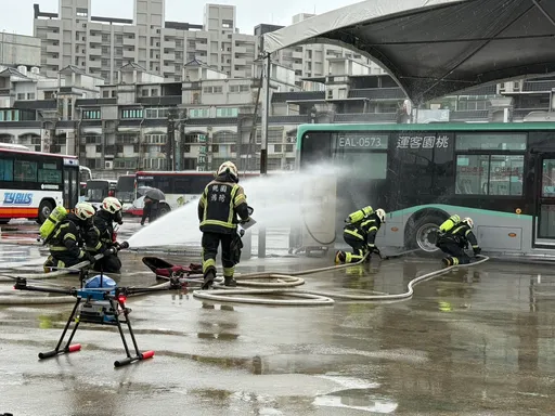 確保乘客與駕駛人乘車安全 桃園舉辦電動公車消防應變演練