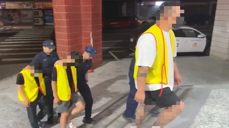 警方传唤3名涉嫌斗殴嫌犯。翻摄画面