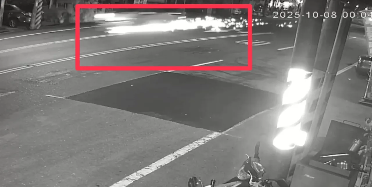 裴男開車撞倒民宅前腳踏車,還一路拖行逃逸,引發正在吃宵夜的大學生注意,與警方合力逮人。翻攝照片