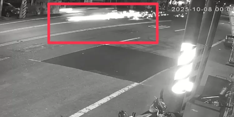 裴男開車撞倒民宅前腳踏車，還一路拖行逃逸，引發正在吃宵夜的大學生注意，與警方合力逮人。翻攝照片