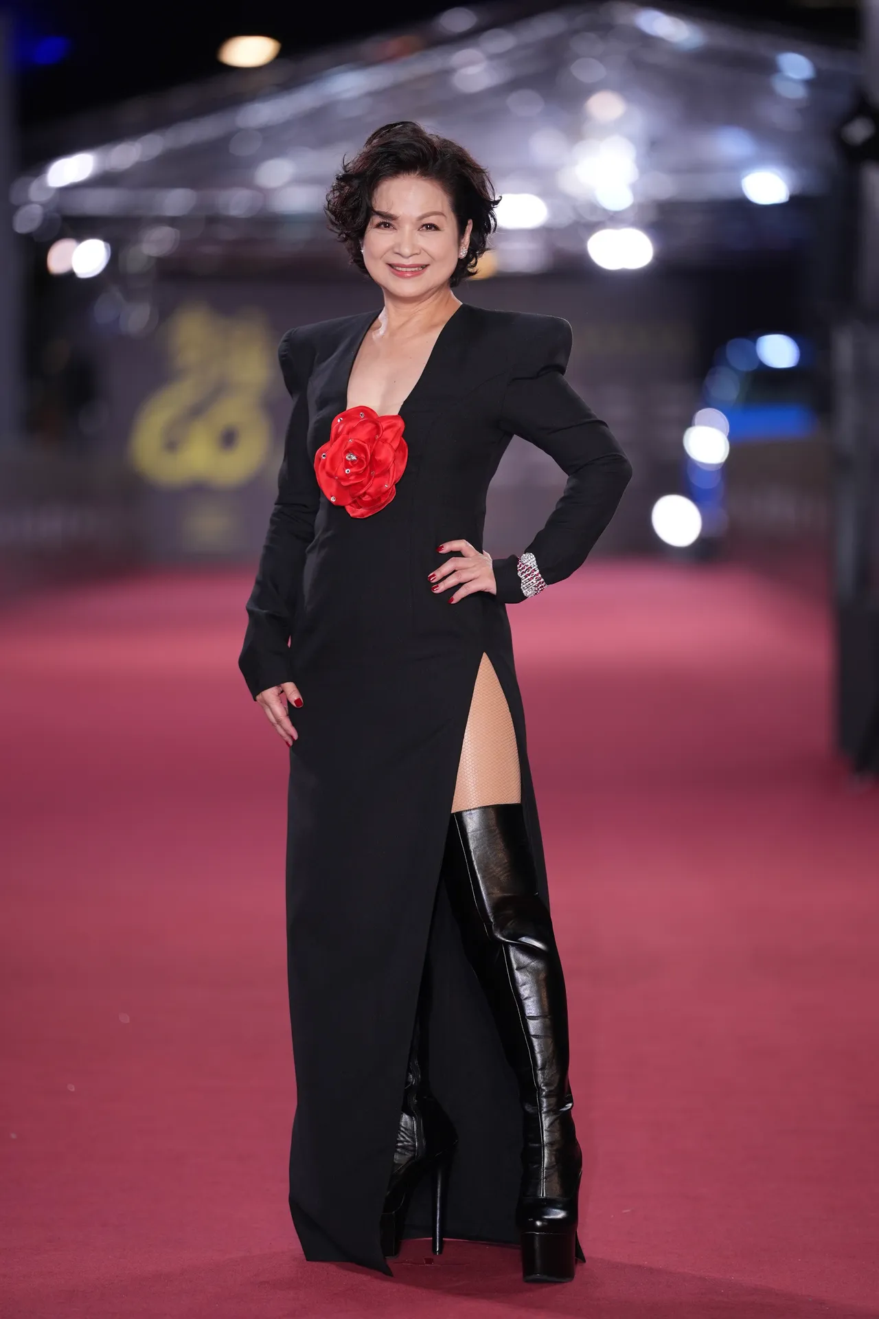 杨贵媚以黑色开衩裙装配上皮革长靴,性感又狂野。摄影中心摄