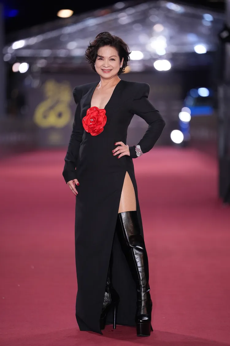 楊貴媚以黑色開衩裙裝配上皮革長靴，性感又狂野。攝影中心攝