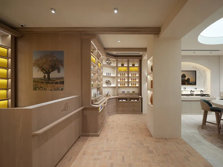 歐舒丹中山門市居室香氛區手工陶瓷及藝術品。品牌提供