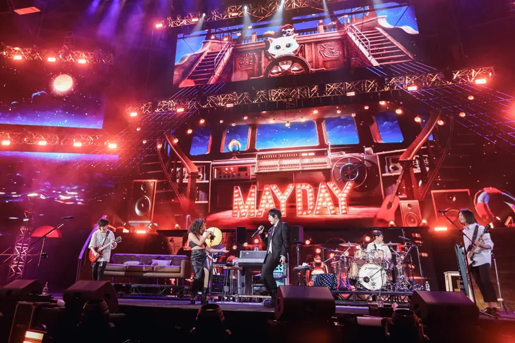 五月天與台語歌后李竺芯（左2）合唱《軋車》。相信音樂提供