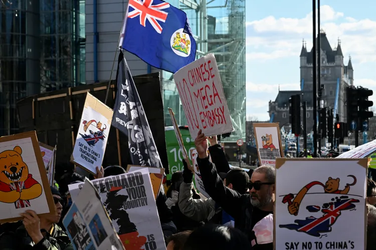 群眾抗議中國擬在倫敦興建新大使館。路透社