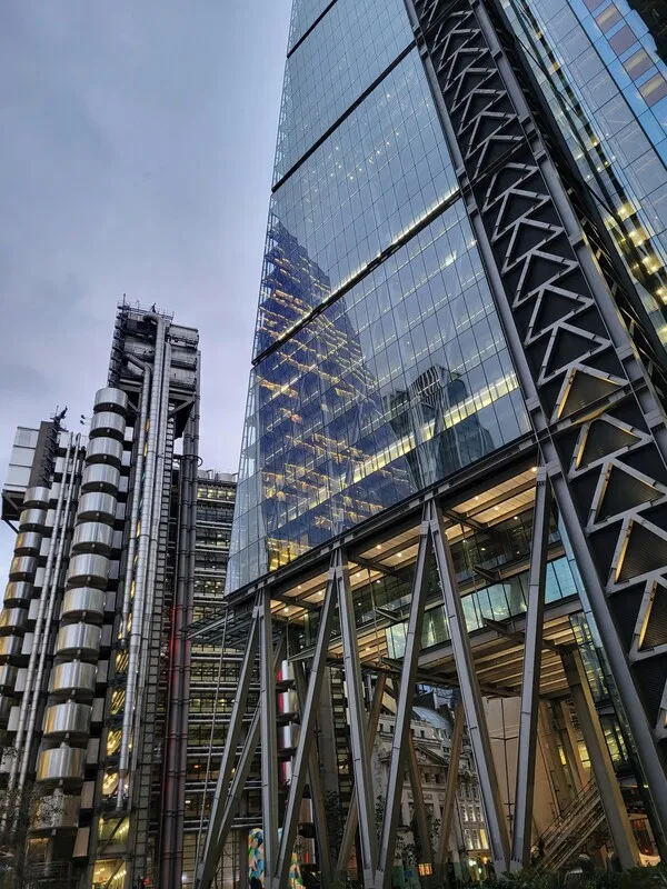 中国(含香港)资金在英国持有庞大资产,包含数座伦敦地标建筑和位于金融城的摩天大楼。中央社