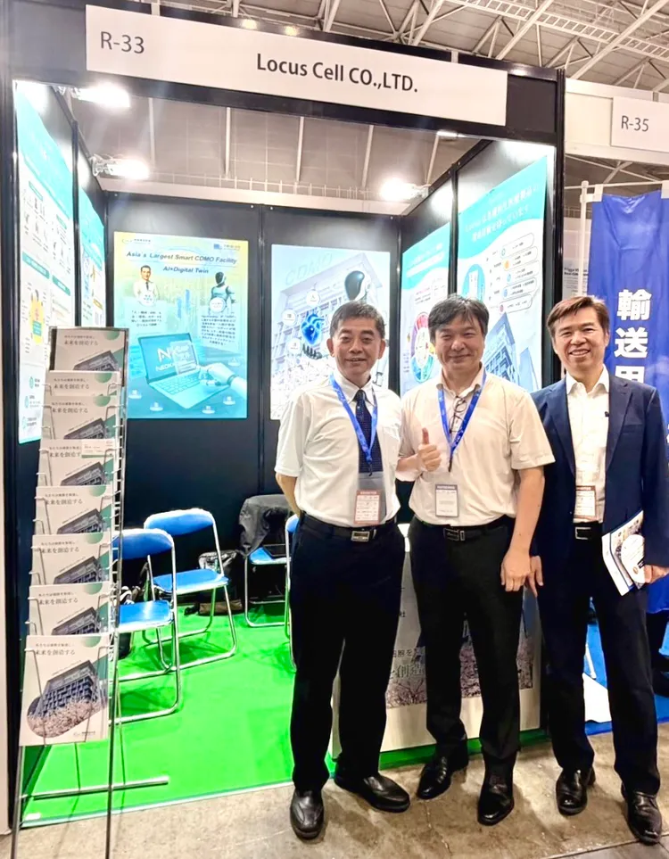 中興大學生理系教授暨通用幹細胞創辦人蘇鴻麟（中）蒞臨樂迦再生科技BIO JAPAN攤位，與樂迦董事長邱俊榮（左）、執行長張裕享（右）相談勝歡。樂迦提供