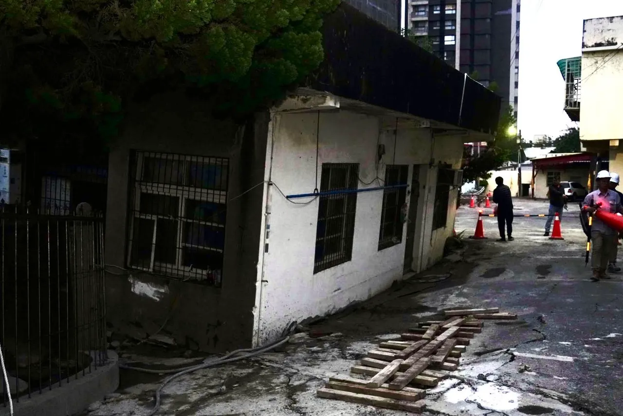 竹市东大路工地施工致地层下陷,邻近住户受波及。新竹市府提供