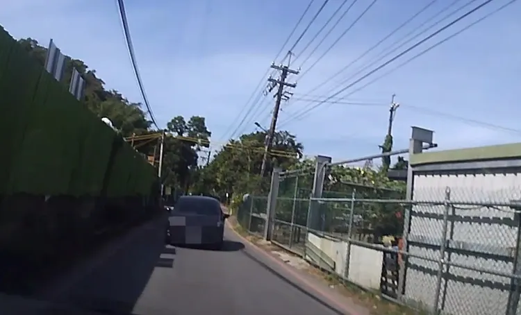 小客車加速倒車逃逸。警方提供