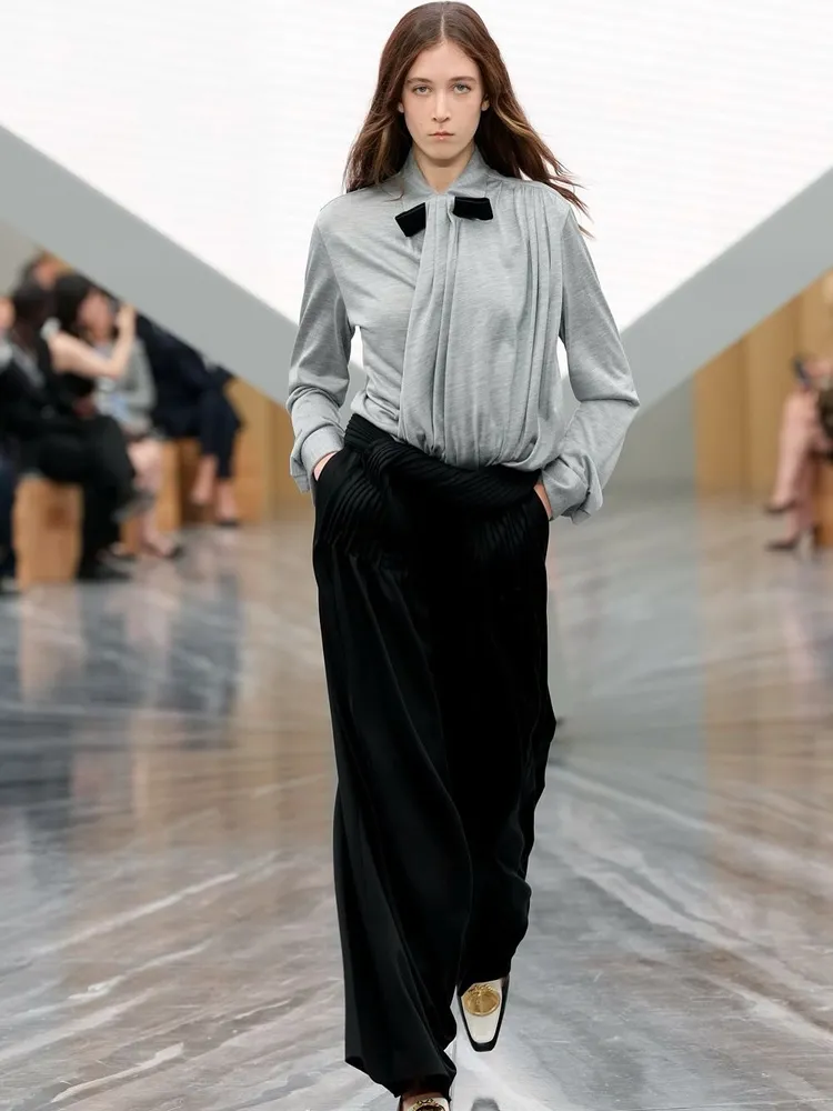 桑黛蘿絲遺傳母親的高瘦身材，走起台步頗有架式。