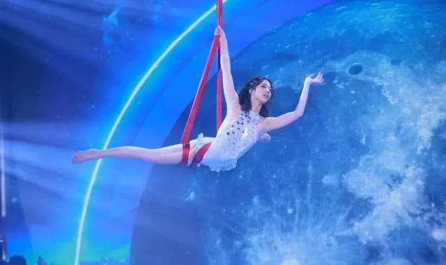 陳曉華一個月練成空中瑜珈，驚豔四座。JET綜合台提供