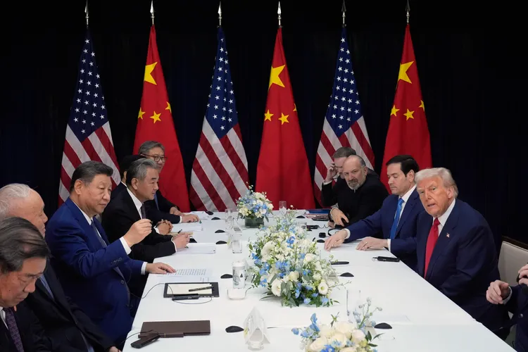 美國總統川普（右）已與中國國家主席習近平開始會談。美聯社