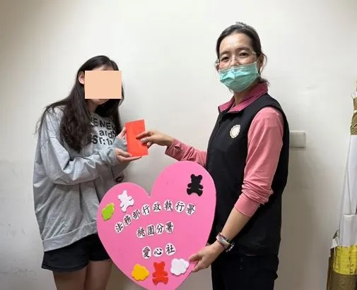 高中女生遭生母弃养!孤身揹税 桃园分署爱心社伸援送暖