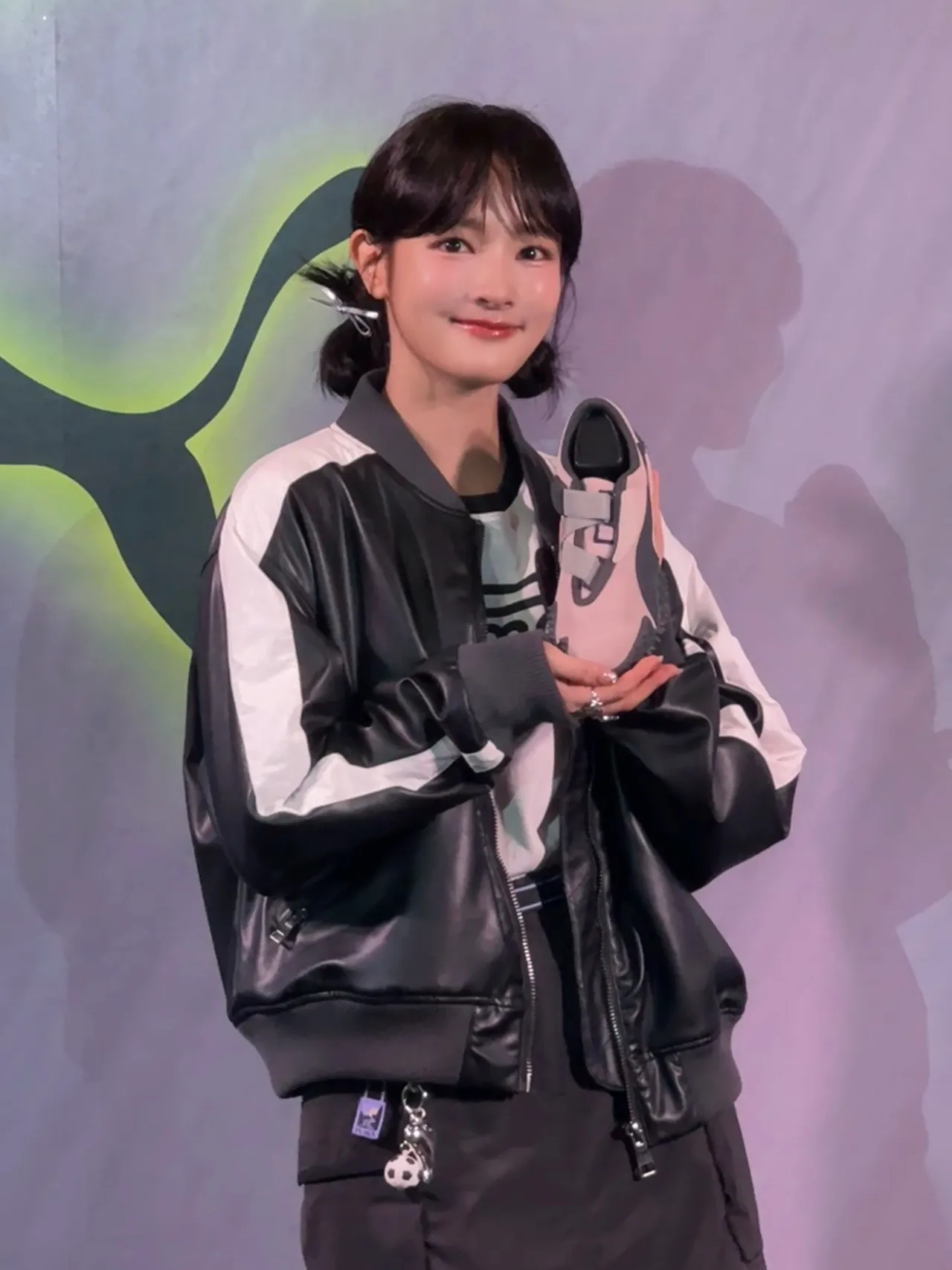 王净抢先演绎毒玫粉配色的PUMA MOSTR怪兽鞋。刘旻君摄