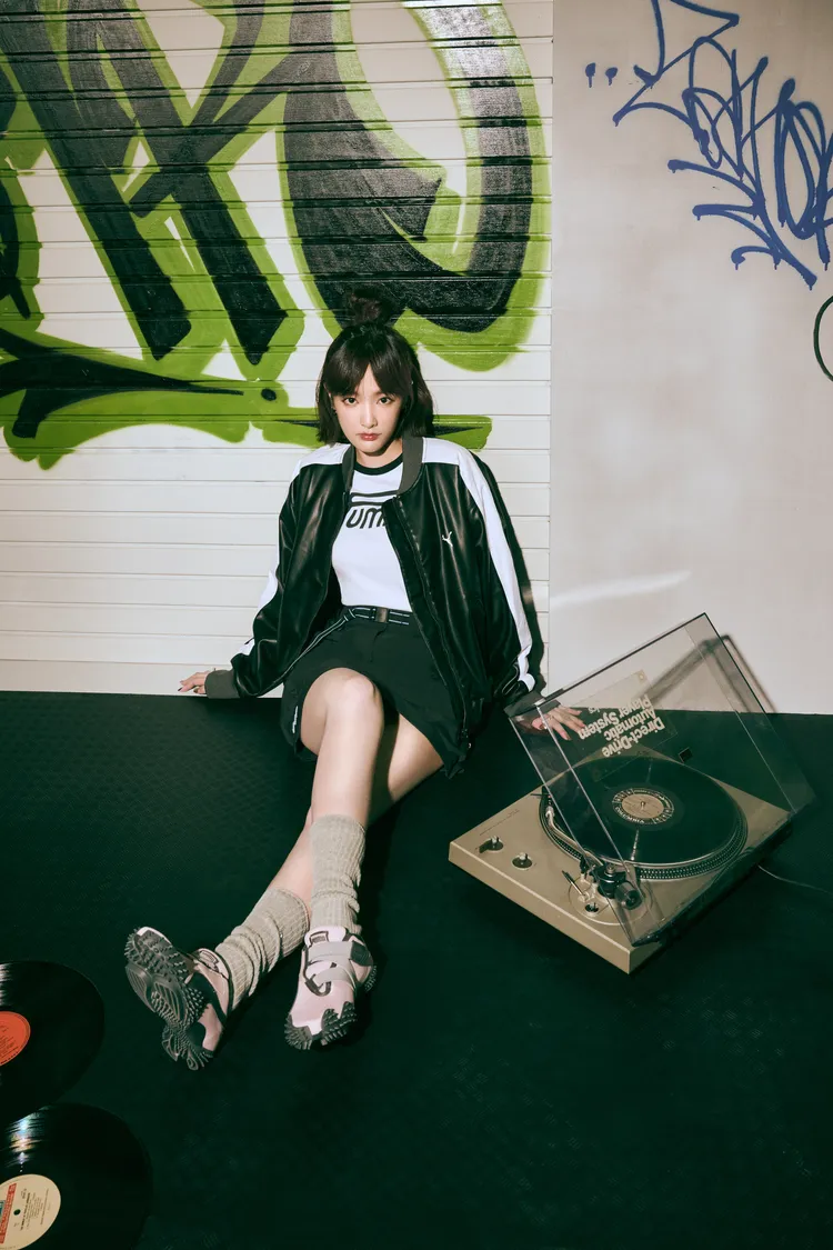 王淨以皮革外套、短裙搭配毒玫粉MOSTR怪獸鞋。品牌提供