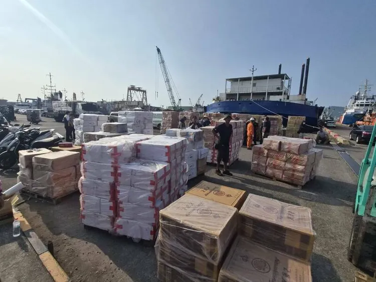 检警、海巡在高雄外海拦检坦尚尼亚籍货轮，发现市价逾4000万元的中国制私烟，还有133吨冷冻肉品。民众提供