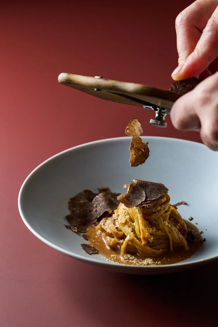 主廚林耀輝的招牌料理限量松露榛果麻醬手工麵使用帕達諾乳酪增添風味。業者提供