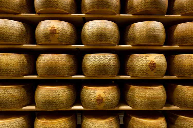 Grana Padano PDO帕達諾乳酪經過繁複製成進入熟成室，在木架上接受歲月的淬鍊。業者提供
