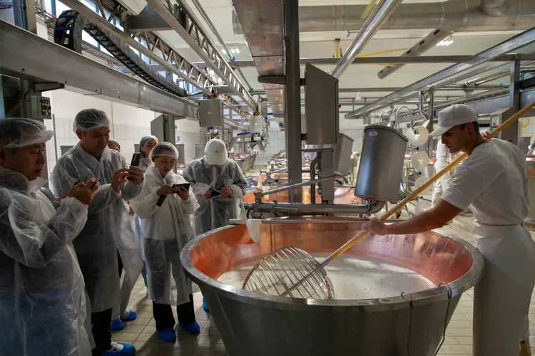 林耀輝主廚（左2）9月親赴歐洲進行Grana Padano PDO帕達諾乳酪產地之旅。業者提供