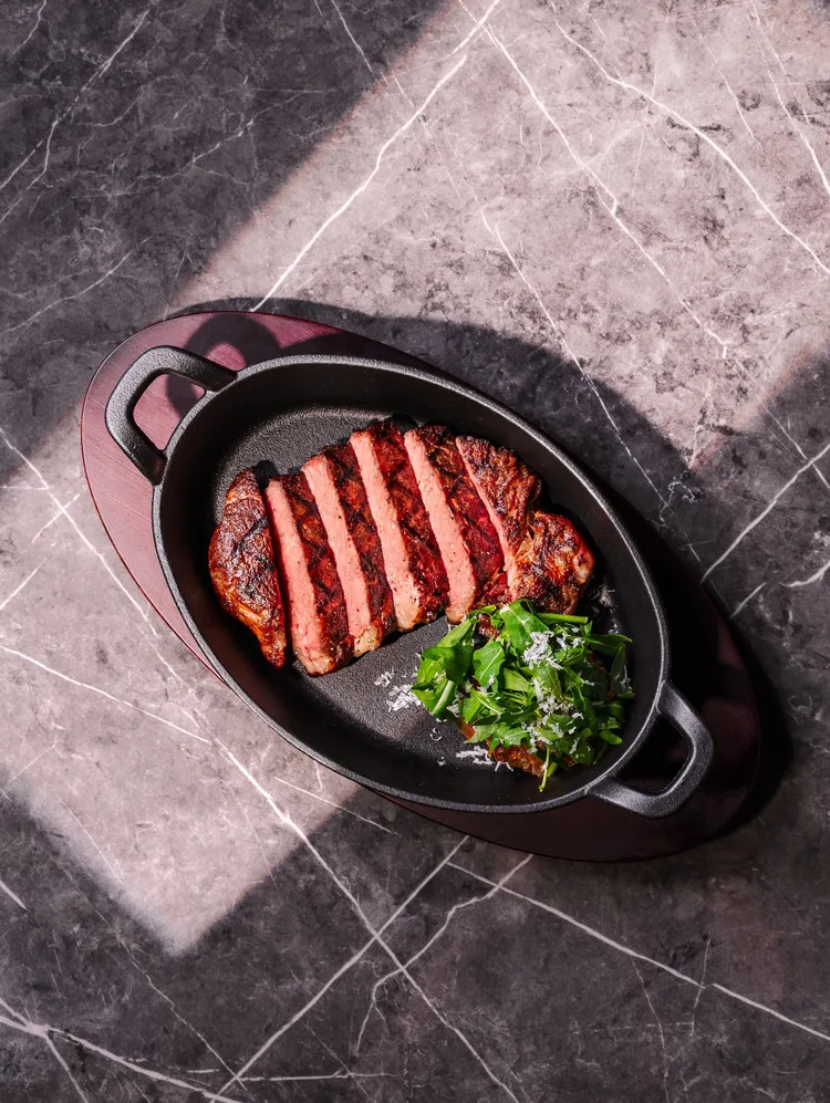 林耀輝主廚的碳烤PRIME肋眼心12OZ也施展帕達諾乳酪的調味魔法。業者提供