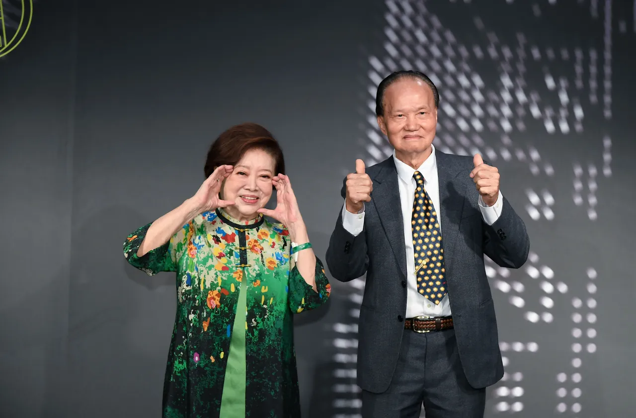 台视制景师叶辉龙(右)回顾从学徒到师傅一甲子的岁月,盼木工技艺有人传承。文化部提供
