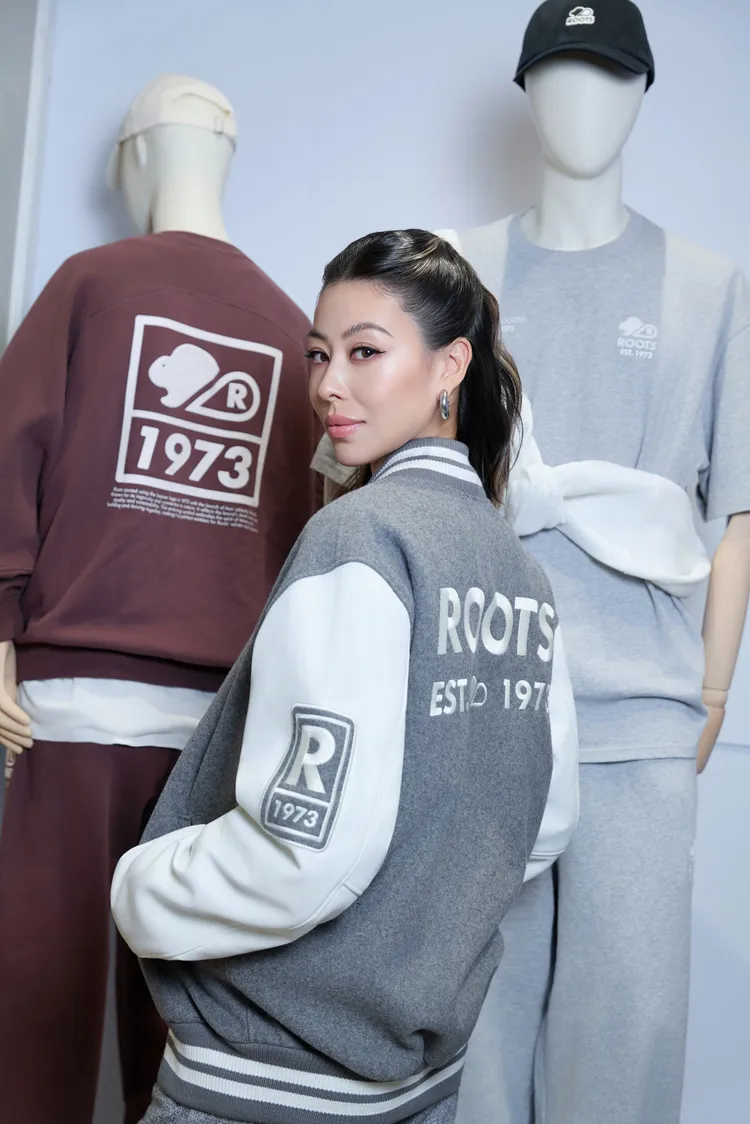 蔡詩芸大讚身上的皮革棒球外套很經典、百搭。品牌提供