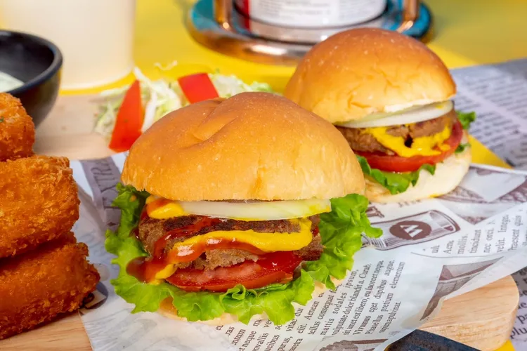 台北凱達大飯店百宴自助餐廳10月推出「美式肉食季」主題料理，其中包含外表小巧可愛的「迷你漢堡包」，鬆軟麵包搭配多汁牛肉排，一口咬下肉汁四溢，漢堡控絕不能錯過。業者提供