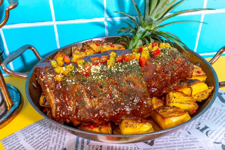 台北凱達大飯店百宴自助餐推「美式肉食季」限定主題，其中推薦假日限定必吃的「烤肉醬豬肋排」，外層微焦帶有焦糖化香氣、內裡軟嫩多汁，煙燻風味與甜辣醬汁交織，令人吮指回味。業者提供