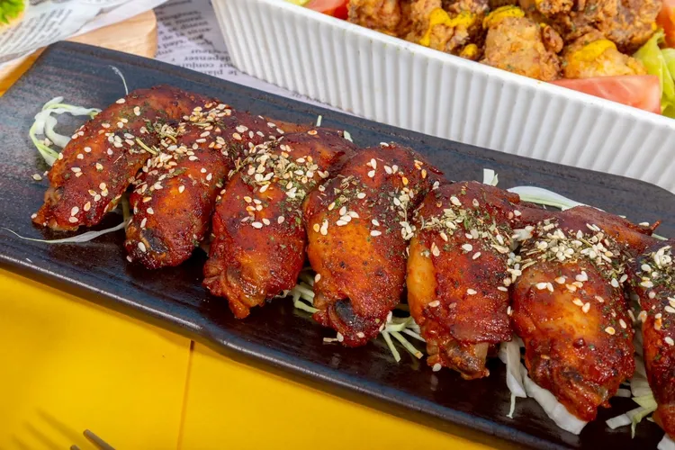 台北凱達大飯店百宴自助餐廳「美式肉食季」餐檯加碼酸辣夠勁的「水牛城雞翅」，以經典酸辣醬汁調味，香氣十足、口感刺激，鹹香帶勁。業者提供