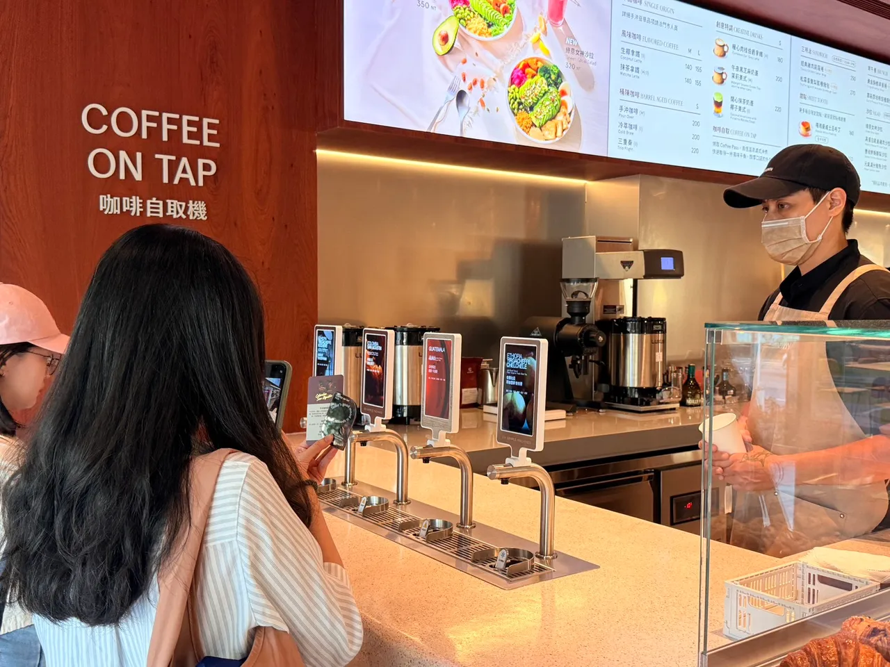 咖啡自取机可在7.5秒内完成。陈扬盛摄