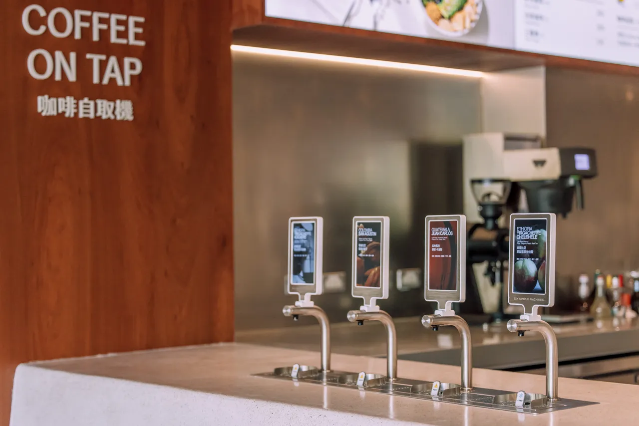 全台连锁咖啡馆首创Coffee on Tap咖啡自取机。业者提供